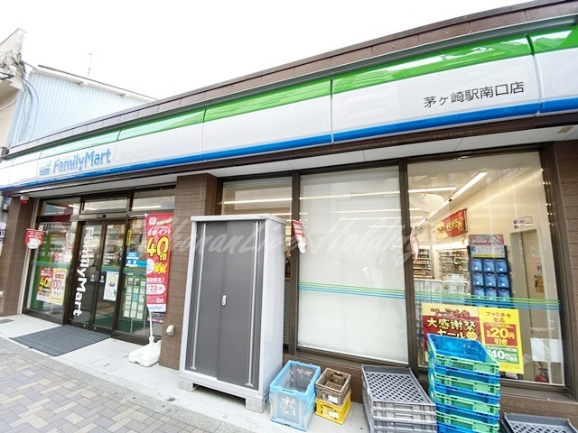 コンビニ　ファミリーマート 茅ヶ崎駅南口店（コンビニ）まで156m