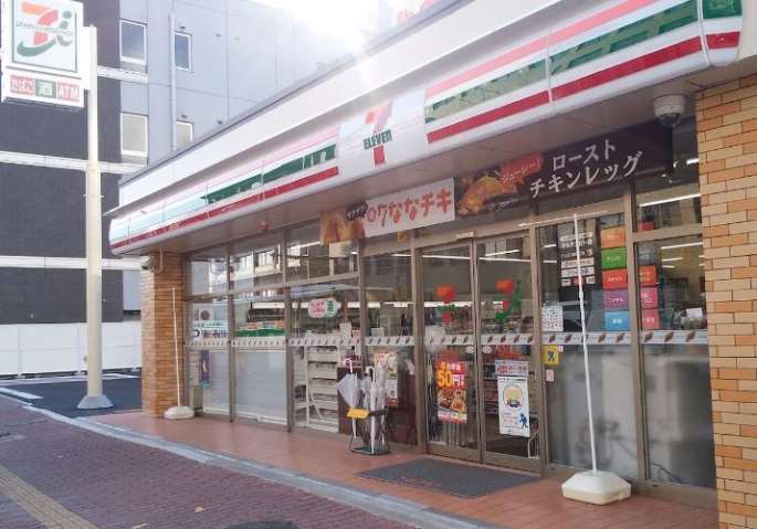 コンビニ　セブンイレブン（コンビニ）まで743m