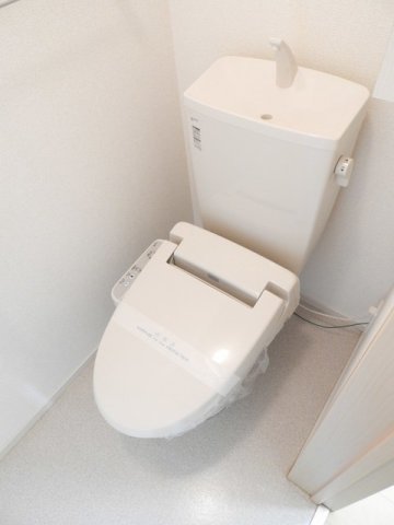 トイレ　落ち着いた色調のトイレです