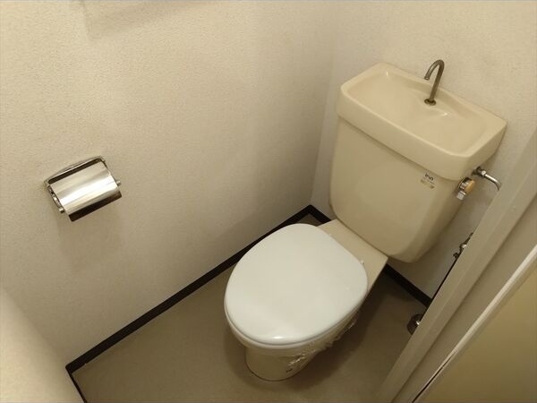 トイレ　※写真は同じマンションの違う部屋のものになります。