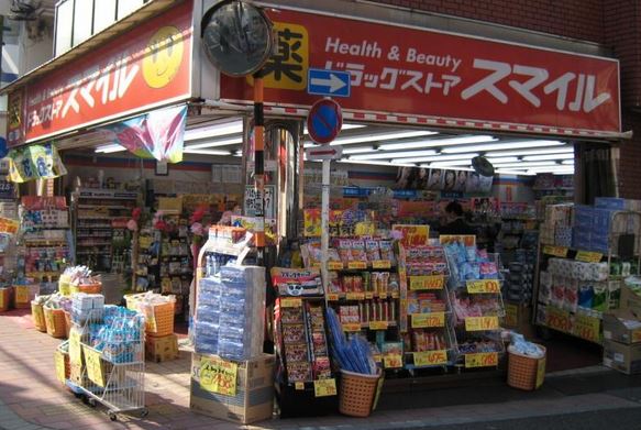 ドラックストア　ドラッグストアスマイル梅屋敷店（ドラッグストア）まで388m