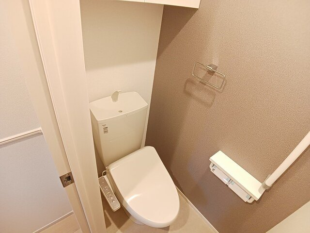 トイレ　落ち着いた色調のトイレです