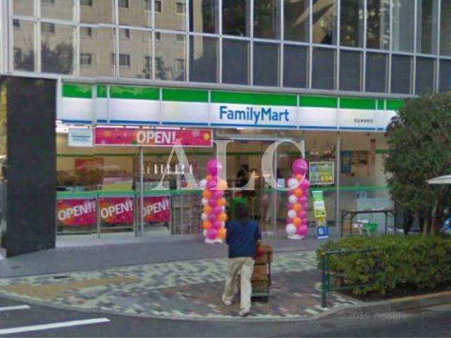 コンビニ　ファミリーマート市谷本村町店（コンビニ）まで135m