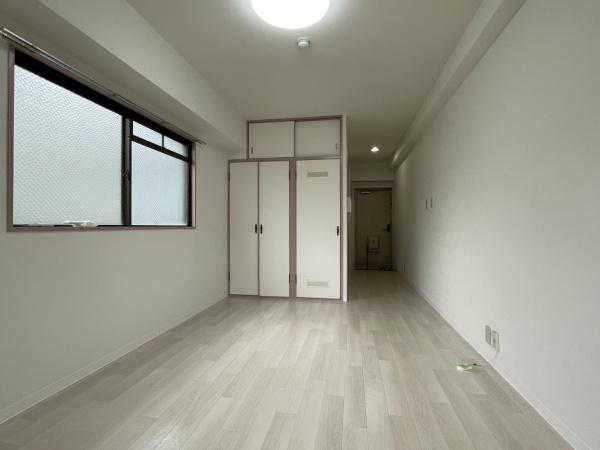 居室・リビング　日当たり良好。淡いピンクのお部屋です