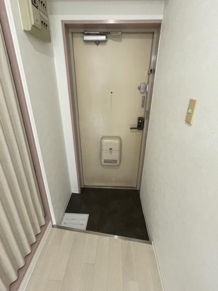 玄関　南向きバルコニー。洗濯機置場ございます
