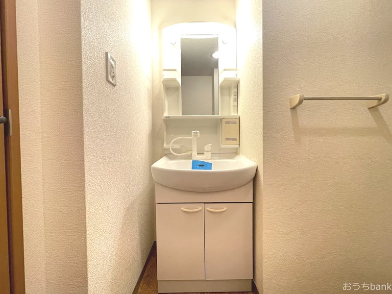 洗面設備　嬉しい独立洗面台付きのお部屋です。