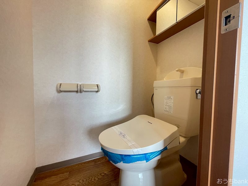 トイレ　棚付きで使いやすいトイレです。