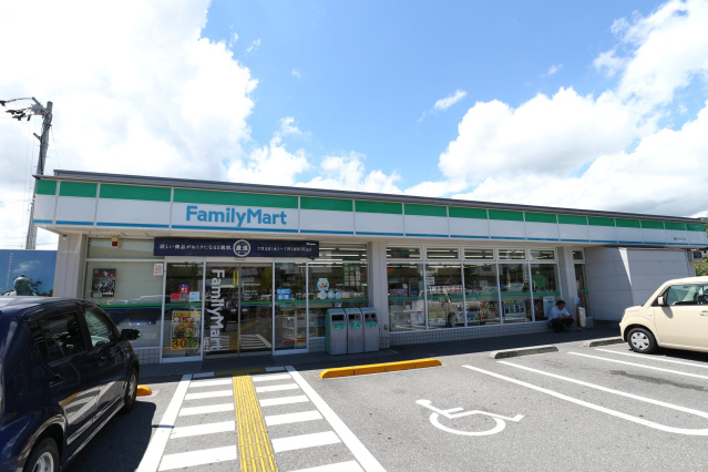 コンビニ　ファミリーマート高知インター店（コンビニ）まで879m