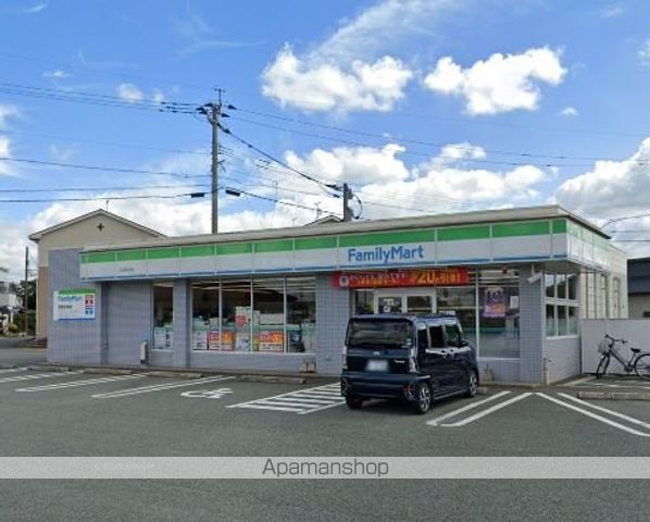 コンビニ　ファミリーマート（コンビニ）まで850m