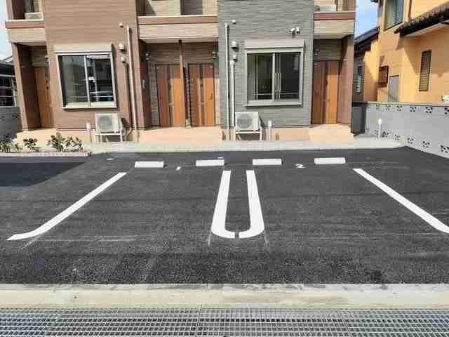 駐車場　駐車場があるので、車を買う予定の方も安心です