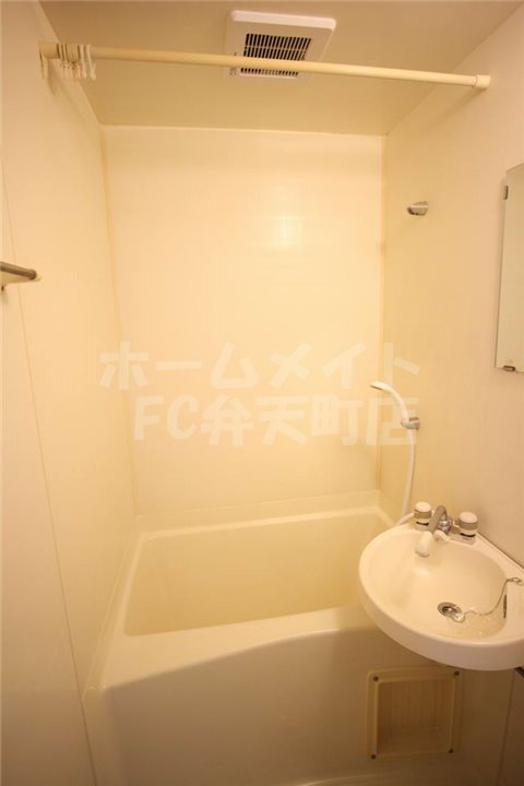 バス・シャワールーム　落ち着いた空間のお風呂です