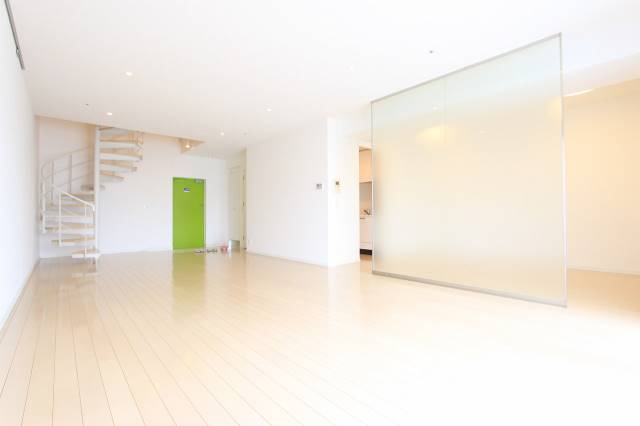 居室・リビング　白の床がおしゃれなお部屋です