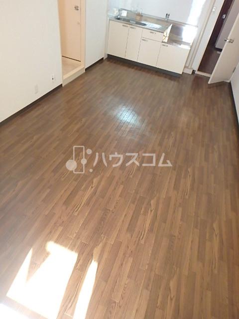丸信リバーサイドコーポ2棟の居間写真