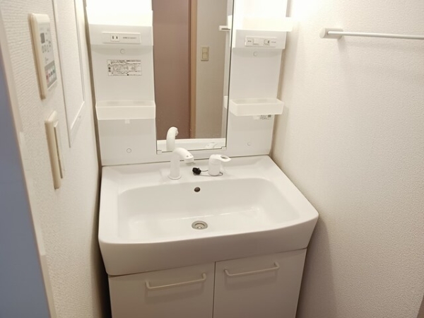 洗面設備　独立洗面台で朝の準備も快適です♪