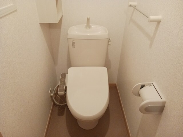 洗面設備　温水シャワー付きトイレです