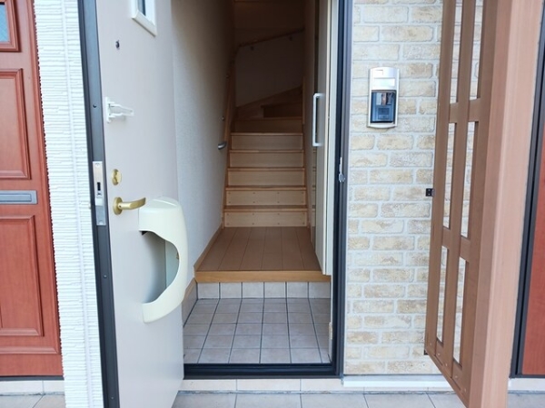玄関　入ってすぐに内階段あります