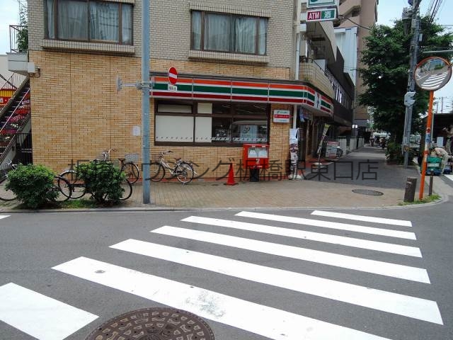 コンビニ　セブンイレブン北区王子本町1丁目店（コンビニ）まで960m