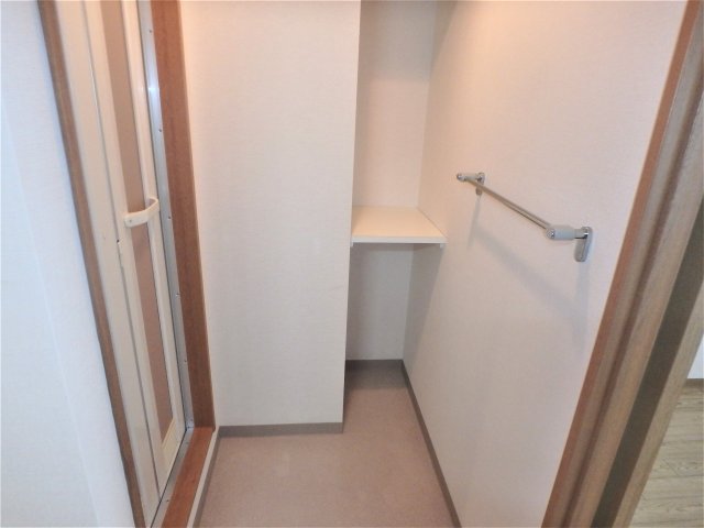 その他部屋・スペース　脱衣所です！棚はタオルなどバス用品の収納にお使いいただけます