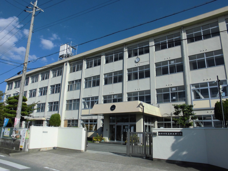 中学校　氷丘中学校（中学校）まで1983m