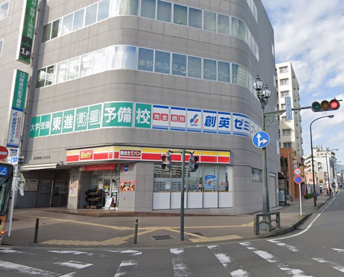 コンビニ　デイリーヤマザキ秦野駅前店（コンビニ）まで326m