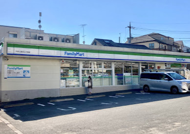 コンビニ　ファミリーマート 大田上池台三丁目店（コンビニ）まで575m