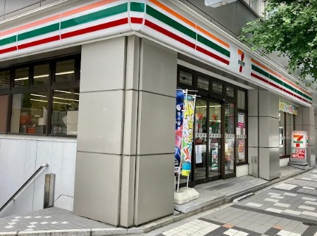 コンビニ　セブンイレブン中央区八丁堀4丁目店（コンビニ）まで125m