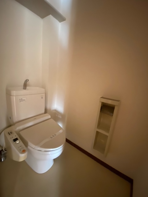 トイレ　退去前の為別のお部屋のお写真です。現況を優先致します