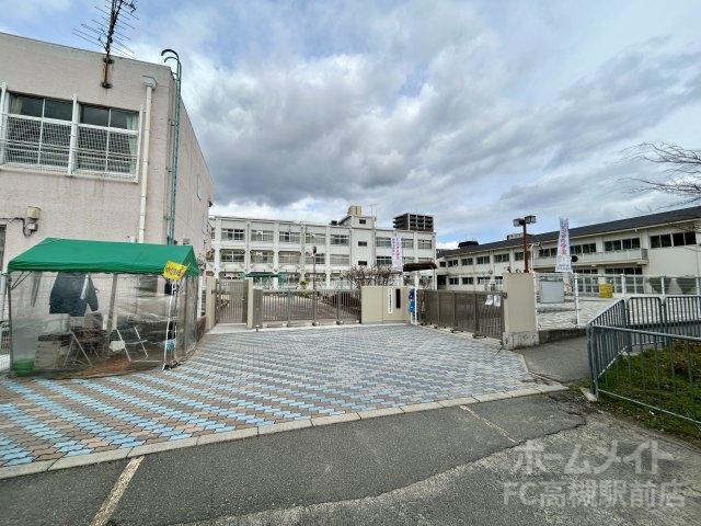 小学校　高槻市立芥川小学校（小学校）まで689m