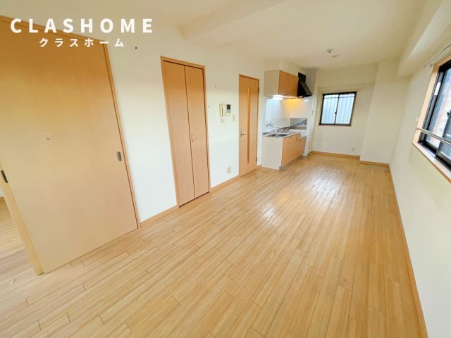 居室・リビング　同物件の別部屋になります。