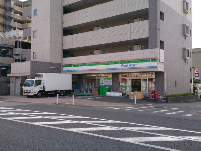 コンビニ　ファミリーマート 鶴川駅西店（コンビニ）まで450m