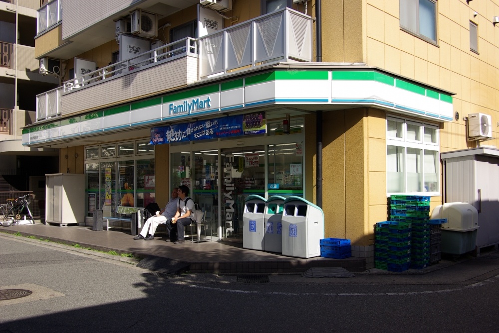 コンビニ　ファミリーマート猪名寺駅前店（コンビニ）まで376m
