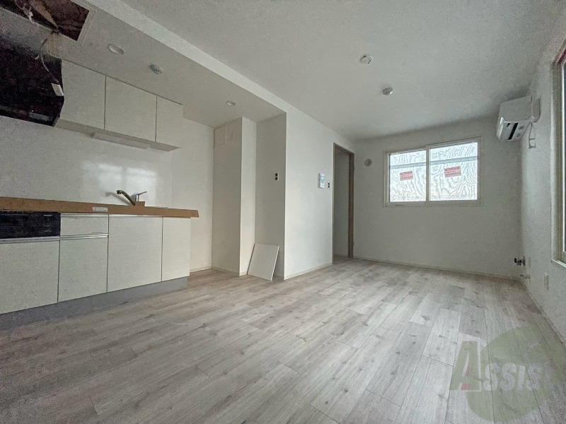 居室・リビング　木目のフローリングは落ち着きのある印象のお部屋になりますね。