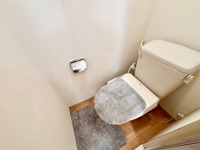 トイレ　ウォシュレット付き。新品のカバーとマットをプレゼントします！