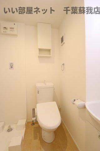 トイレ　落ち着いた色調のトイレです