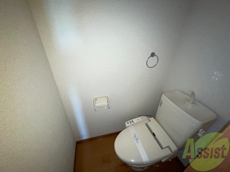 トイレ　トイレはウォシュレット機能付きで、快適にお過ごしいただけます