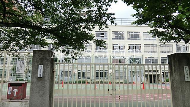 小学校　新宿区立愛日小学校（小学校）まで676m