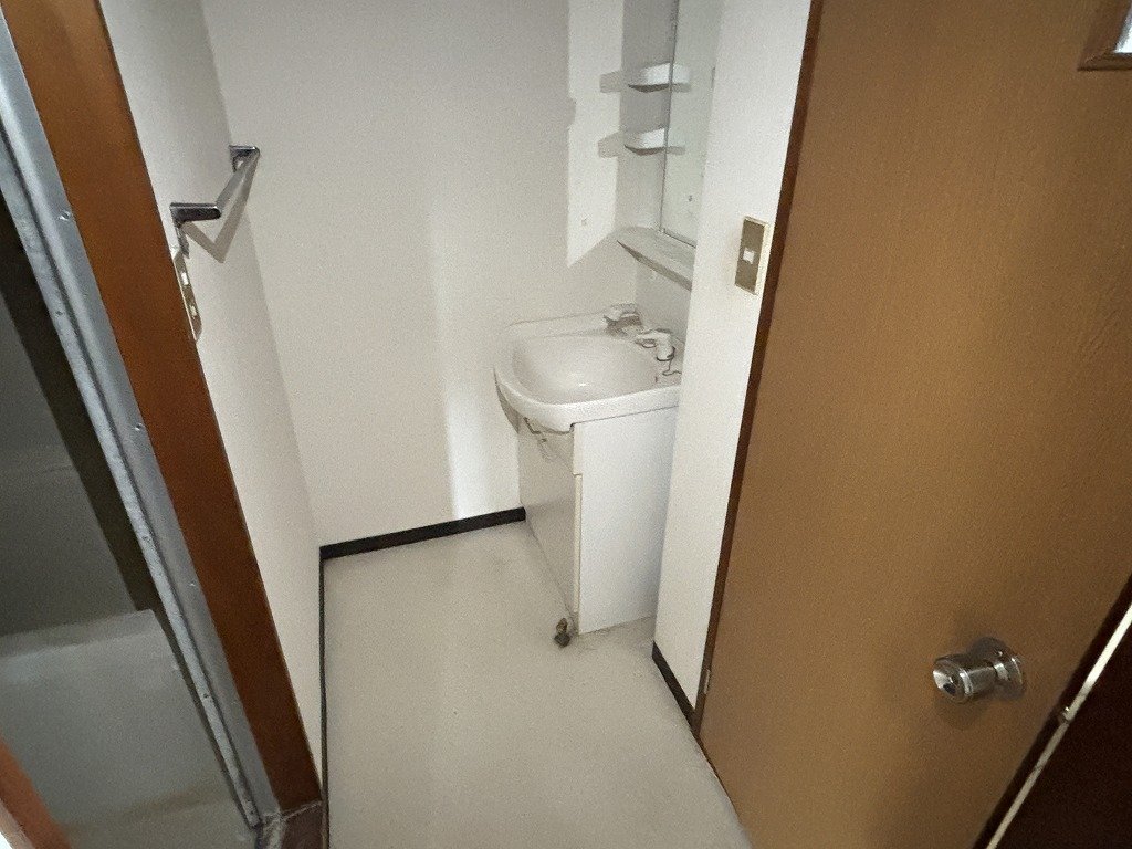 洗面設備　扉付き脱衣所　独立洗面台