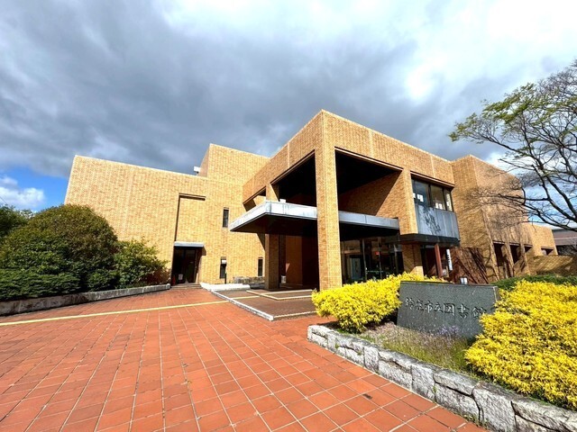 図書館　鈴鹿市立図書館（図書館）まで930m