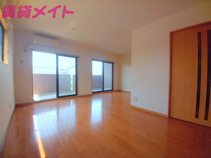 居室・リビング　別部屋反転写真