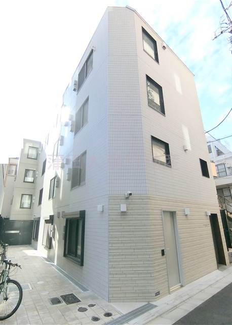 建物外観　2022年11月築　RC鉄筋コンクリート造地上4階建て総戸数