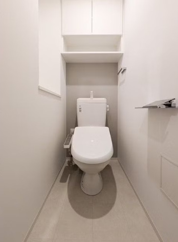 トイレ　落ち着いた色調のトイレです