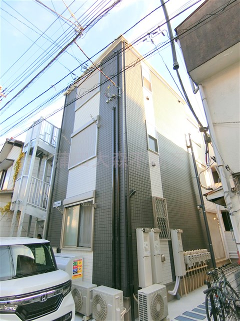 建物外観　2022年9月築木造3階建て総戸数9戸インターネット無料宅配