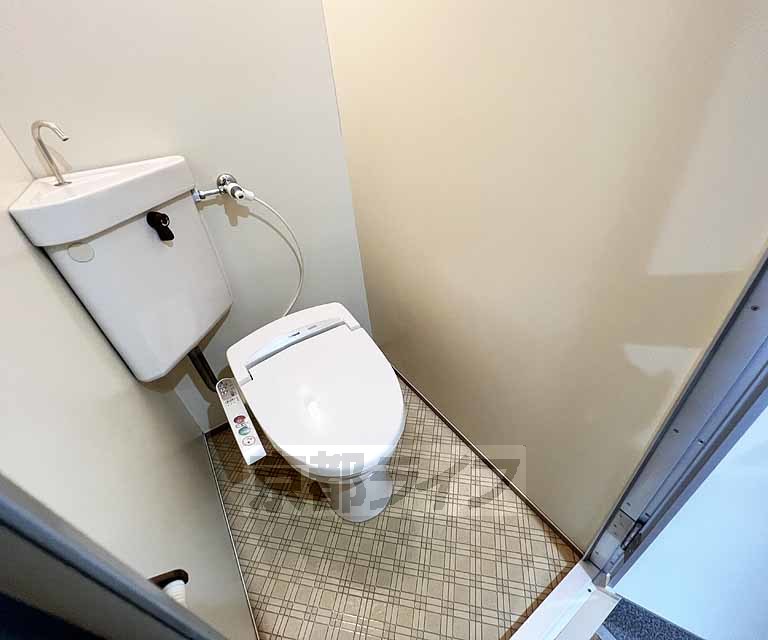 トイレ　白を基調とした明るく綺麗なトイレです