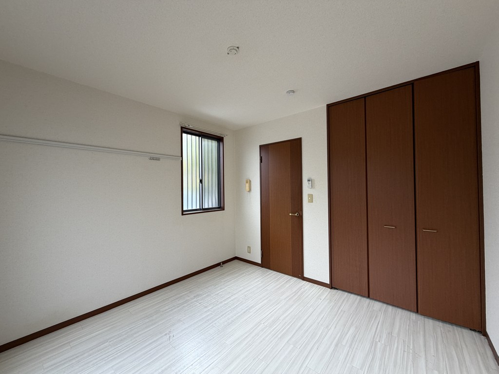 その他　南東向き角部屋二面採光洋室6.4帖のお部屋です！