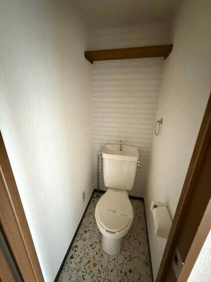 東武伊勢崎線 獨協大学前駅 徒歩6分 3階建 築33年のトイレ写真