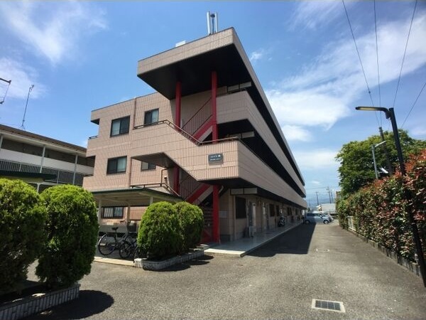 小田急小田原線 本厚木駅 バス乗車時間：13分 最寄りバス停で下車 徒歩7分 築32年