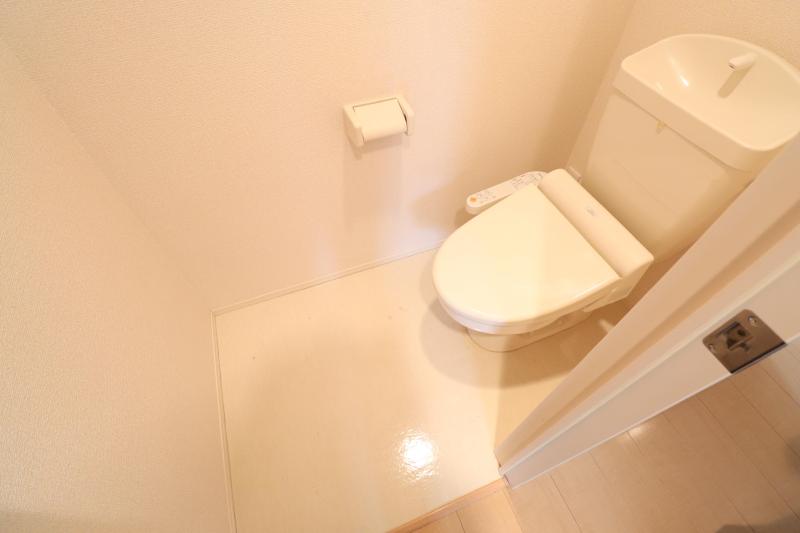 トイレ　トイレは温水洗浄便座付き