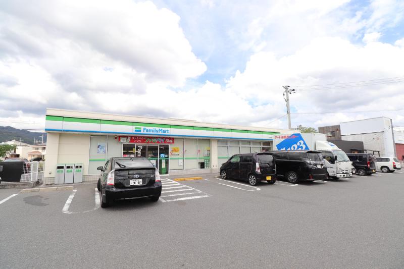 コンビニ　ファミリーマート（コンビニ）まで550m