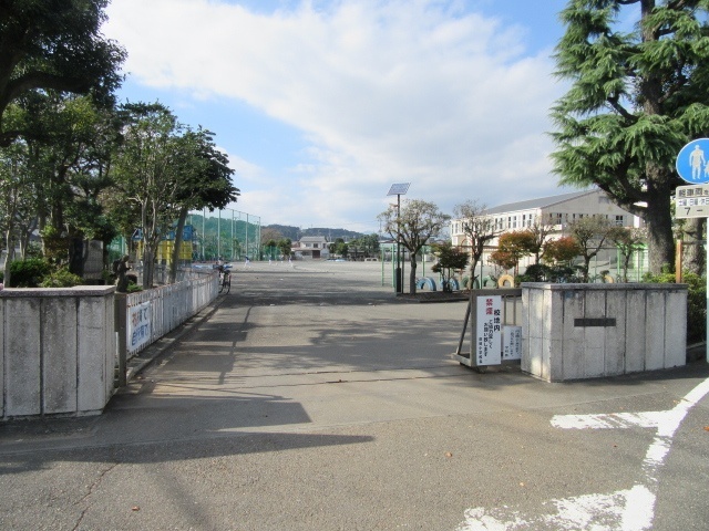 小学校　富士市立鷹岡小学校（小学校）まで1195m