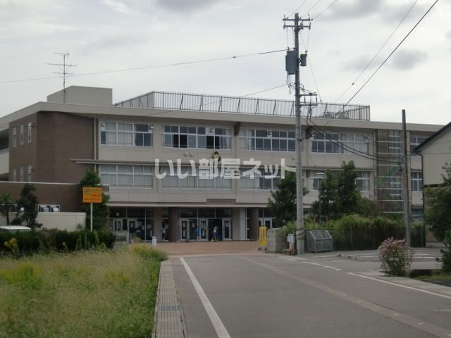 小学校　高岡市立戸出西部小学校（小学校）まで973m